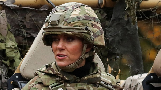 Kate Middleton in tuta mimetica coi soldati: Carlo la nomina colonnello