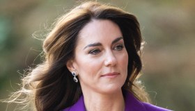 Kate Middleton: tailleur pantaloni viola, tacchi killer e gioielli di Diana