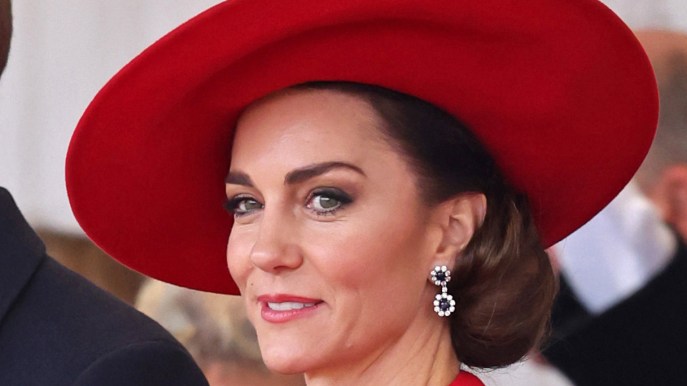 Kate Middleton, magnifica in rosso: gonna corta e tacchi a spillo