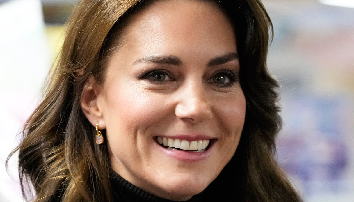 Kate Middleton rompe il protocollo: look nero e stivaloni. Da copiare