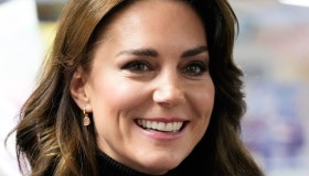 Kate Middleton rompe il protocollo: look nero e stivaloni. Da copiare