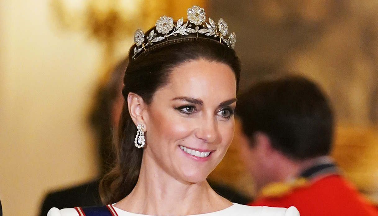Kate Middleton al gala: abito da sogno e tiara che nessuna aveva indossato da 90 anni