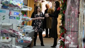 Kate Middleton, lupetto e gonna svasata: il look effetto snellente