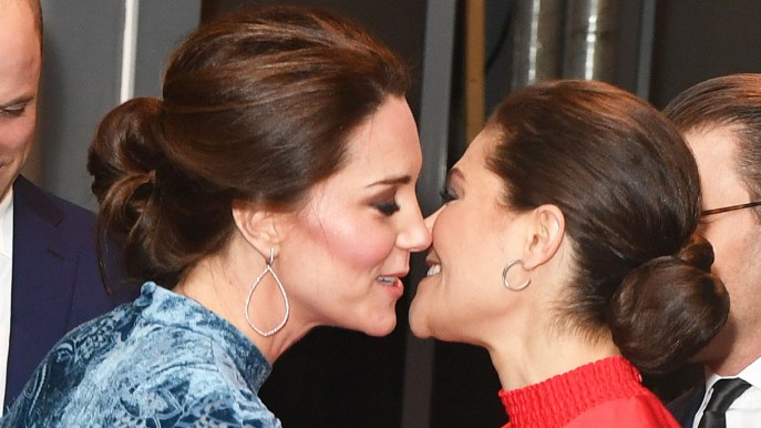 Vittoria di Svezia con Kate Middleton al Royal Variety show per dimenticare il tradimento