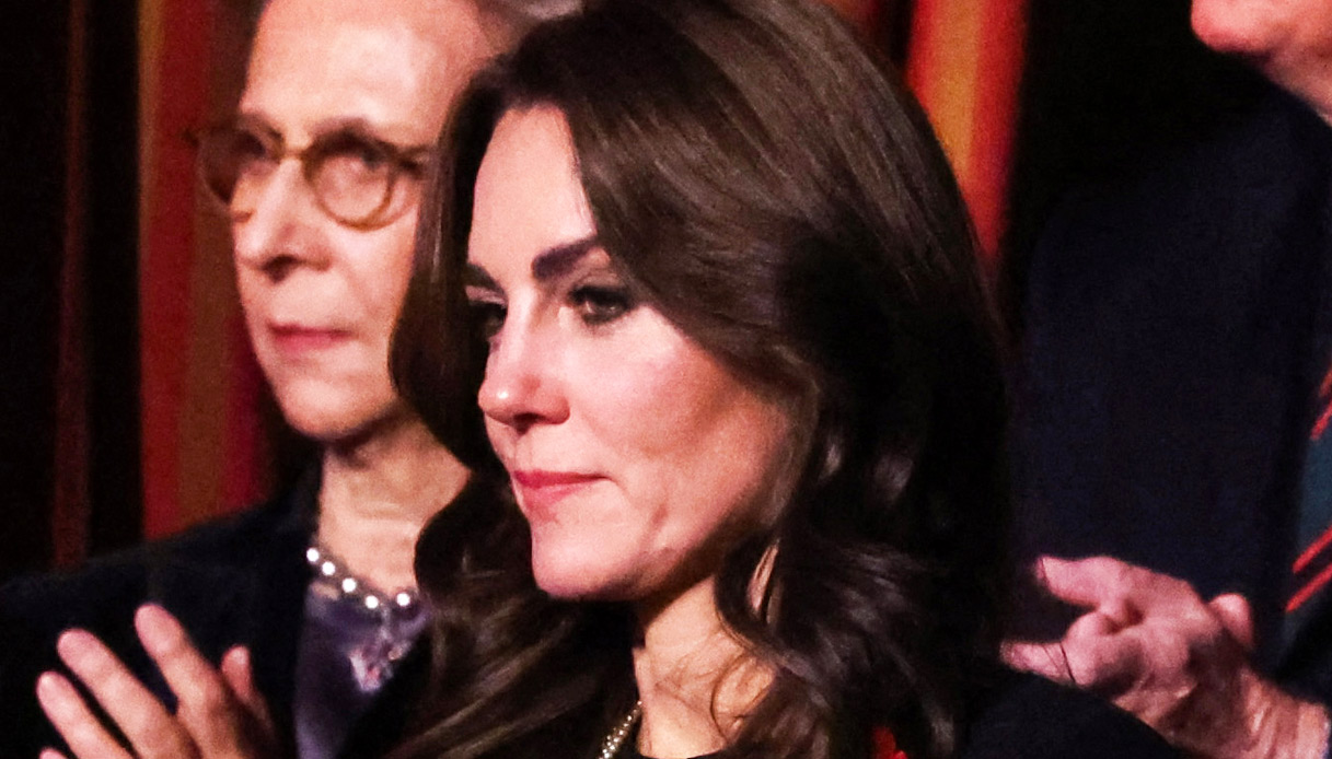 Kate Middleton magrissima: perle della Regina e spilla speciale al Remembrance Day