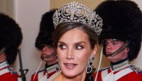 Letizia di Spagna al gala in Danimarca, abito blu notte e tiara de Lis