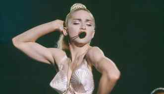 Antonella Fiordelisi ci fa innamorare coi suoi look esclusivi