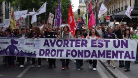 Francia: il diritto all’aborto entra nella Costituzione