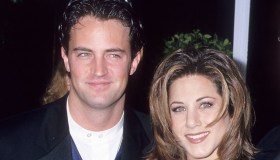 L’ultimo saluto a Matthew Perry: il dolore di Jennifer Aniston