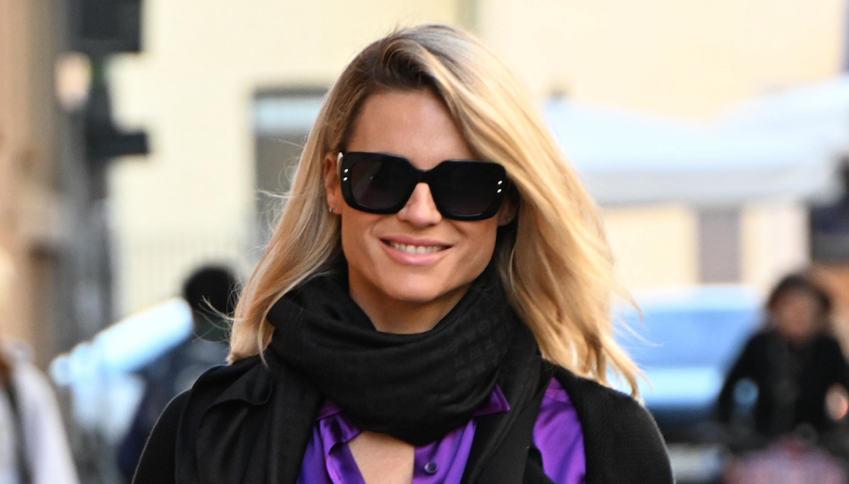 Michelle Hunziker, la camicia di seta viola è il trend del momento