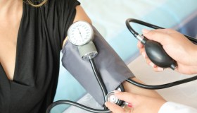 Pressione, come misurarla bene per ridurre i rischi di “false” ipertensioni