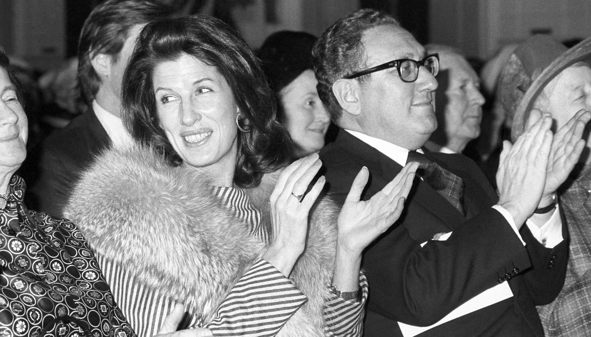 Nancy e Henry Kissinger nel 1975