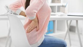 Stare troppo seduti fa male? Conseguenze, rimedi e posizioni corrette