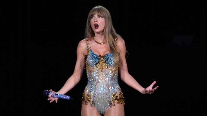 Taylor Swift furiosa, basta agli oggetti lanciati ai concerti. I “regali” più strani arrivati sul palco