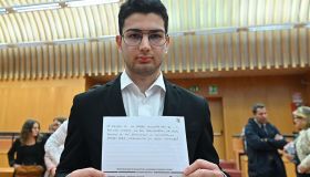 Alex è stato condannato per aver ucciso il padre. Lo ha fatto per salvare sua madre