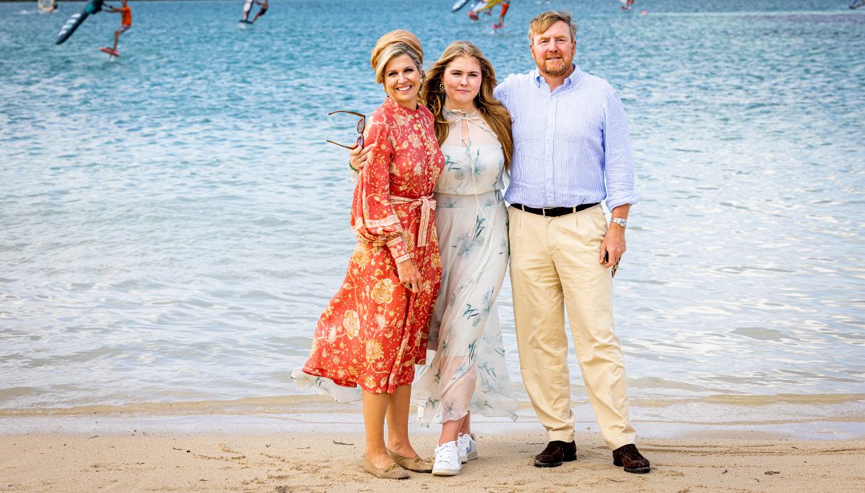 Il re Willem-Alexander dei Paesi Bassi, la regina Maxima e la principessa Amalia durante il tour alle isole caraibiche olandesi