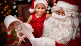 Maestra chiede ai bambini: “Credi ancora in Babbo Natale?”. E scoppia la polemica