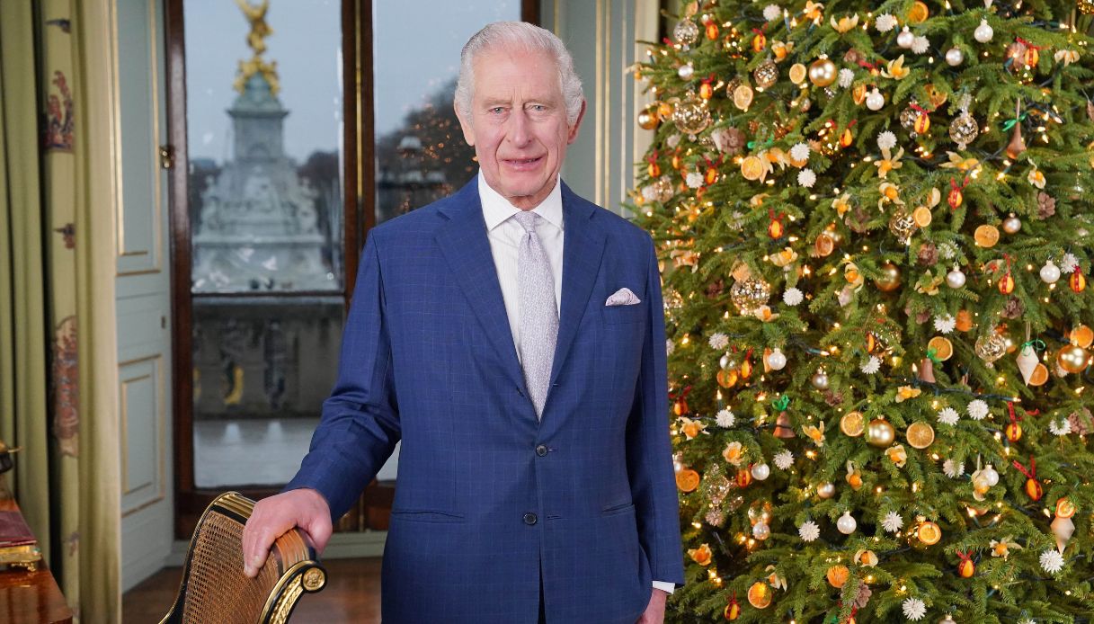 Re Carlo III posa durante la registrazione del suo messaggio di Natale a Buckingham Palace il 7 dicembre 2023. Il messaggio natalizio del Re sarà trasmesso il giorno di Natale