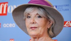 Caterina Caselli inciampa e si rompe l’omero: l’incidente a Milano