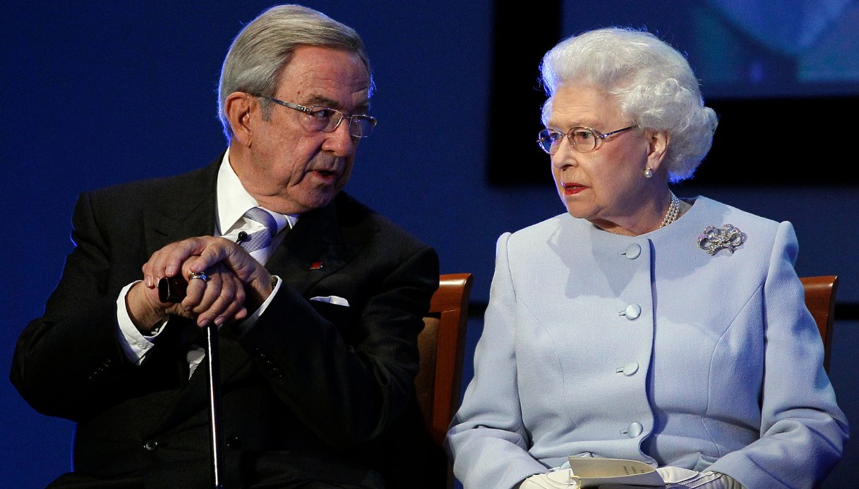 Durante un evento, il Re di Grecia Costantino parla con Elisabetta II nel 2011