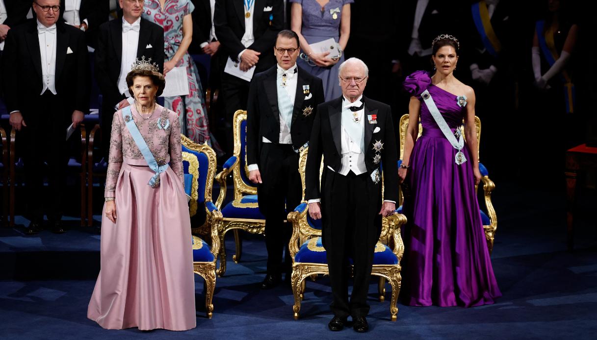 La Regina Silvia, il Re Carlo XVI Gustavo, il Principe Daniel e la Principessa Vittoria assistono alla cerimonia di consegna dei premi Nobel 2023