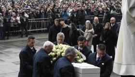 Funerali Giulia Cecchettin, nessun silenzio: la folla fa rumore