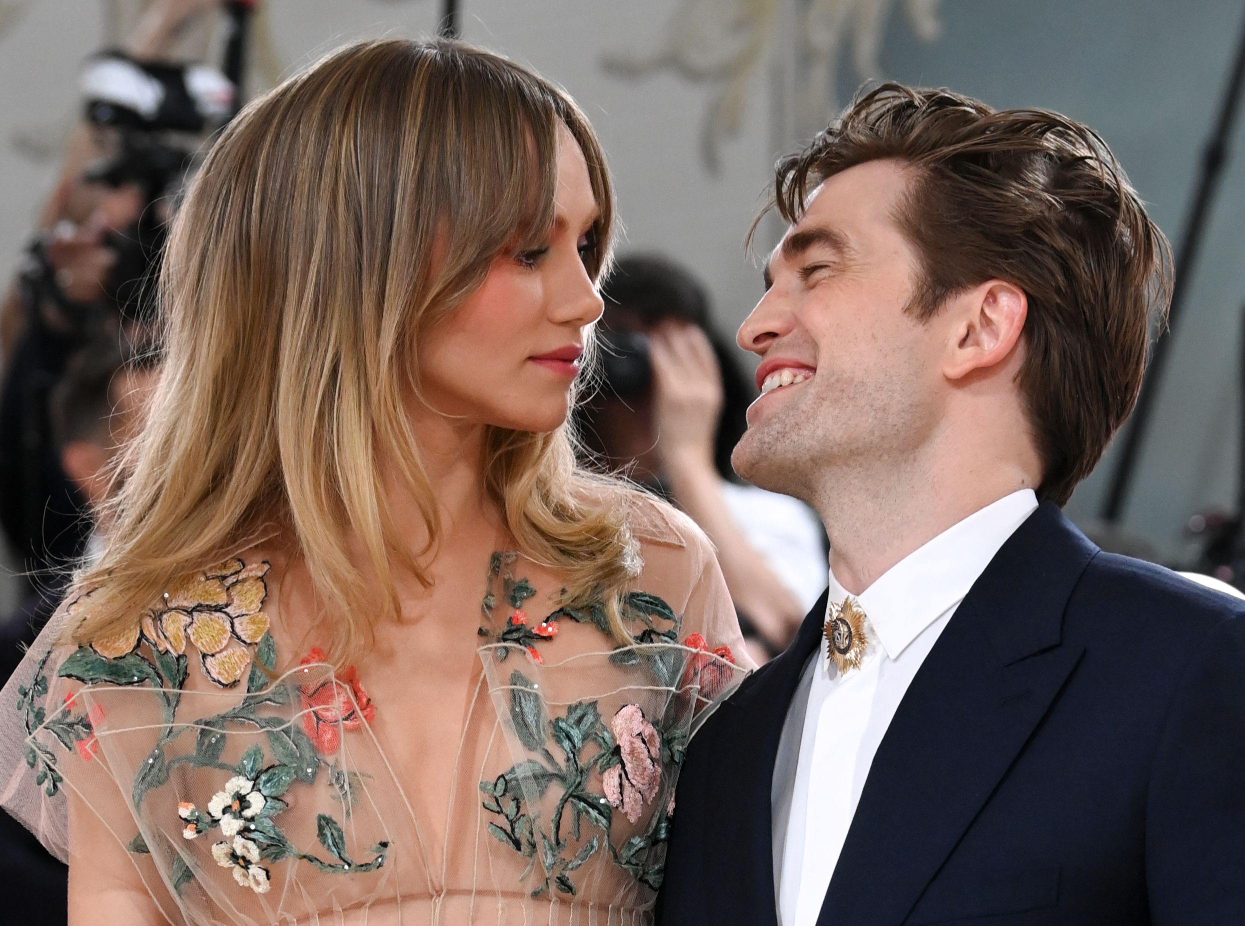 Suki Waterhouse, foto col pancione della fidanzata di Robert Pattinson