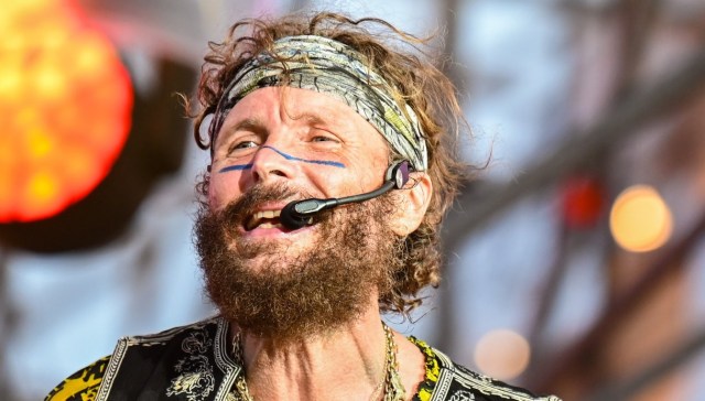 Jovanotti rasa i capelli a zero: un look per ripartire dopo l'incidente