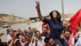 Khalida Jarrar, chi è la politica e attivista palestinese per i diritti delle donne