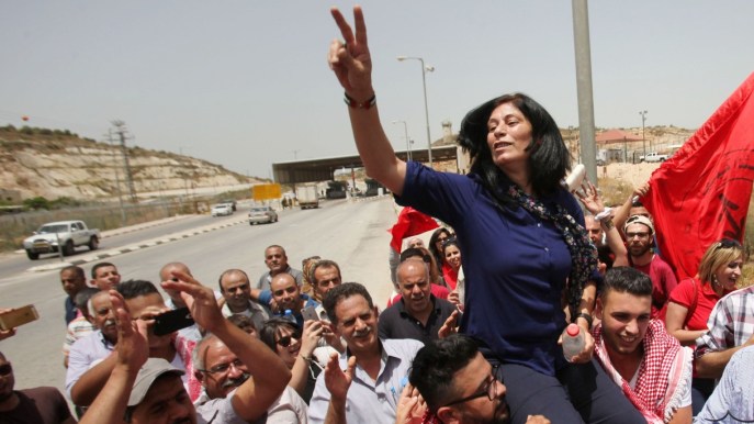 Khalida Jarrar, chi è la politica e attivista palestinese per i diritti delle donne