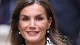 Letizia di Spagna, giacca pied de poule e leggings: il nuovo look royal
