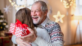 I nipoti di Babbo Natale portano i regali agli anziani. Puoi farlo anche tu