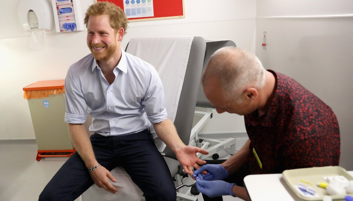 Il Principe Harry si fa prelevare il sangue per effettuare il test dell'HIV durante una visita alla Burrell Street Sexual Health Clinic il 14 luglio 2016