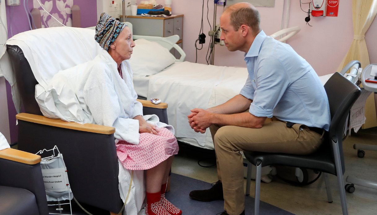 Il Principe William parla con un paziente durante la visita al Royal Marsden di Chelsea il 4 luglio 2019 