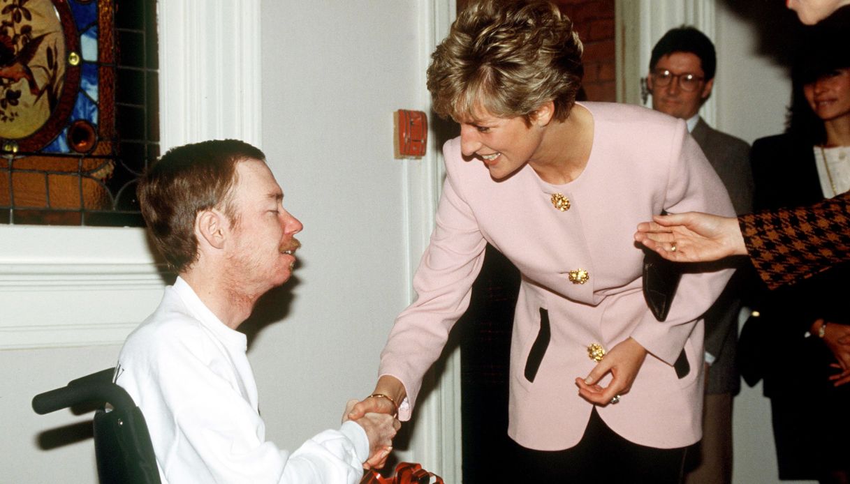 La Principessa Diana stringe la mano a un paziente della Casey House, un hospice per malati di Aids, a Toronto, nel 1991.
