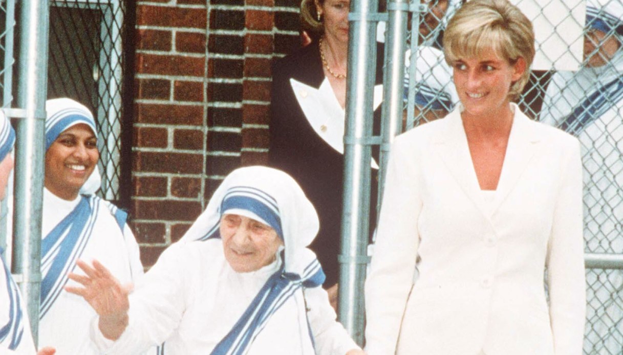 Diana insieme a Madre Teresa di Calcutta nel Bronx a New York il 18 giugno 1997