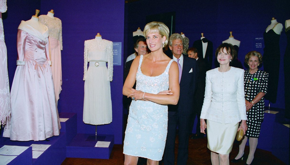 Diana, Principessa del Galles, al ricevimento da Christies dove sono all'asta alcuni suoi abiti per aiutare l'Aids Crisis Trust e il Royal Marsden Hospital Cancer Fund
