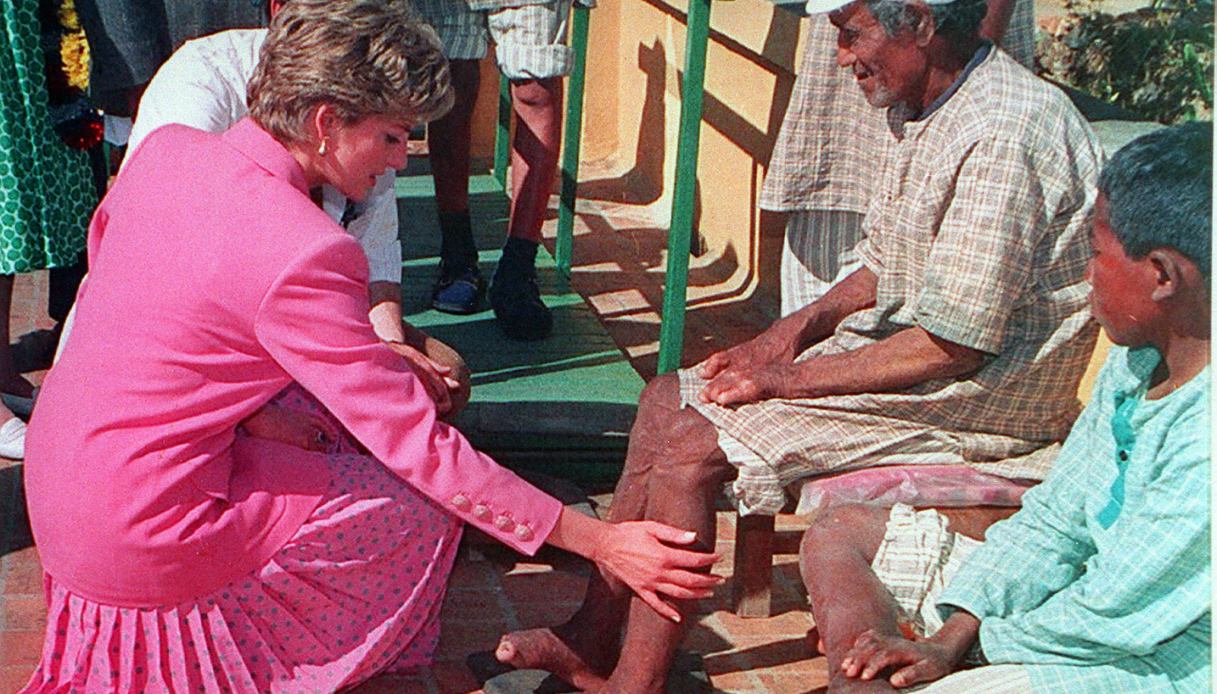 Diana, Principessa del Galles, in visita a un ospedale per lebbrosi a Kathmandu.