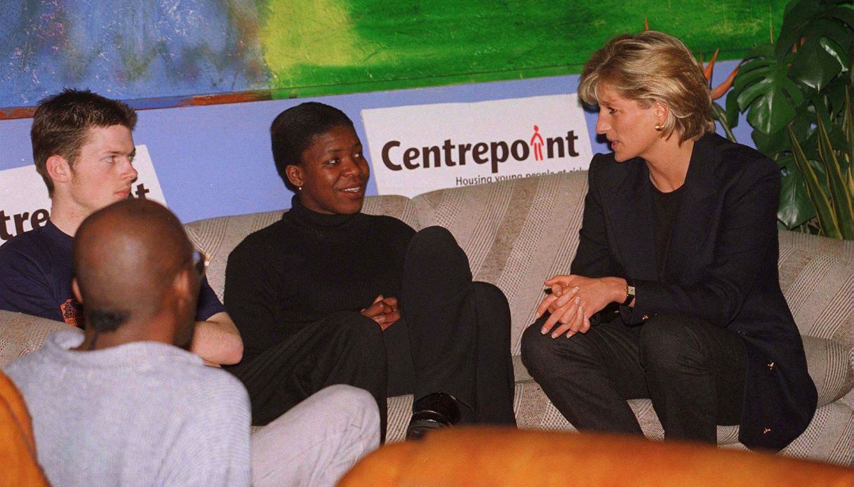La Principessa Diana parla con i giovani senzatetto dell'ostello Centrepoint durante la sua visita al centro nel 1997