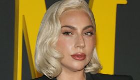 Lady Gaga: il look con tailleur gioiello per la reunion con Bradley Cooper