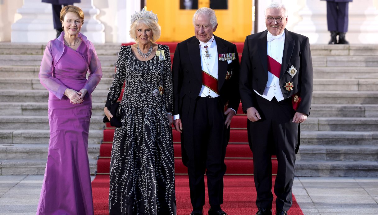 Il Presidente della Germania Frank-Walter Steinmeier e la First Lady Elke Büdenbender accolgono Re Carlo III e la Regina Camilla durante la visita di stato in Germania