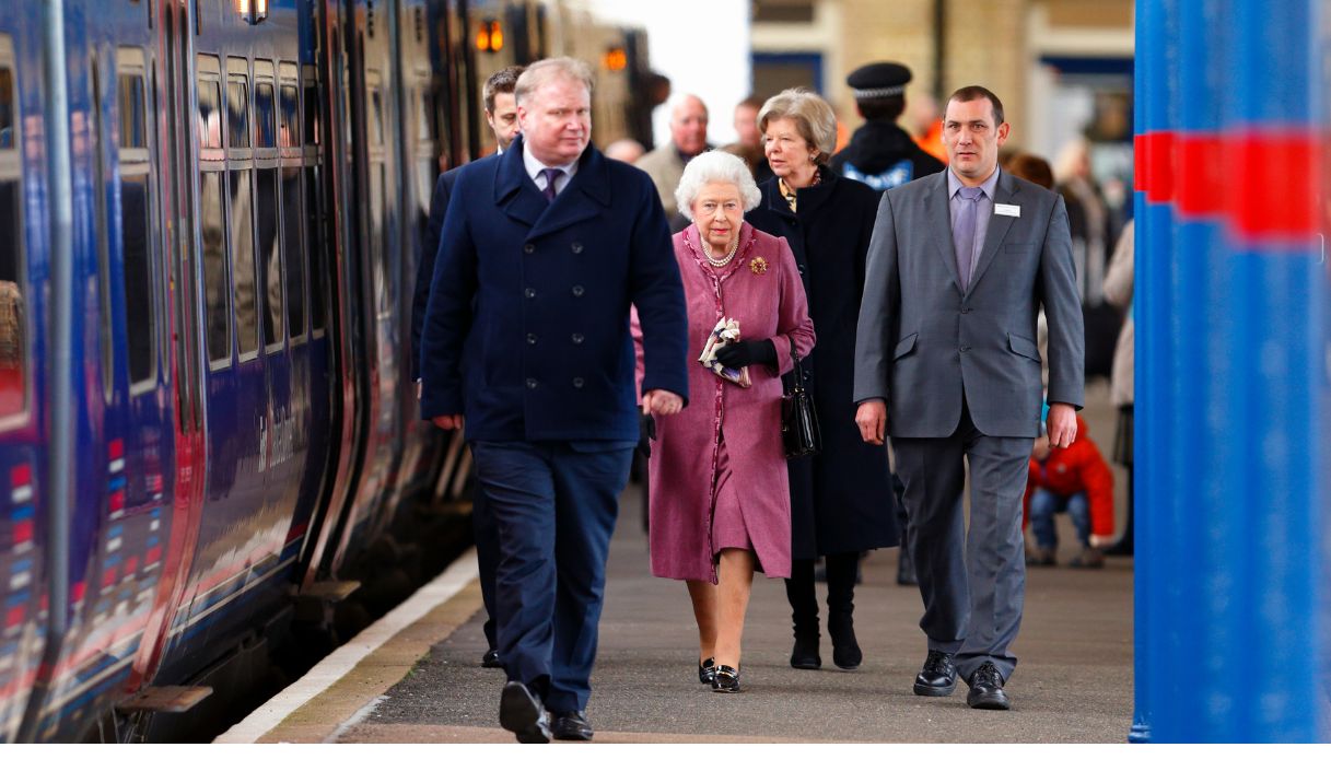 La Regina Elisabetta II alla stazione ferroviaria di King's Lynn pronta a salire su un treno diretto a Londra dopo aver trascorso le vacanze di Natale a Sandringham nel 2014 