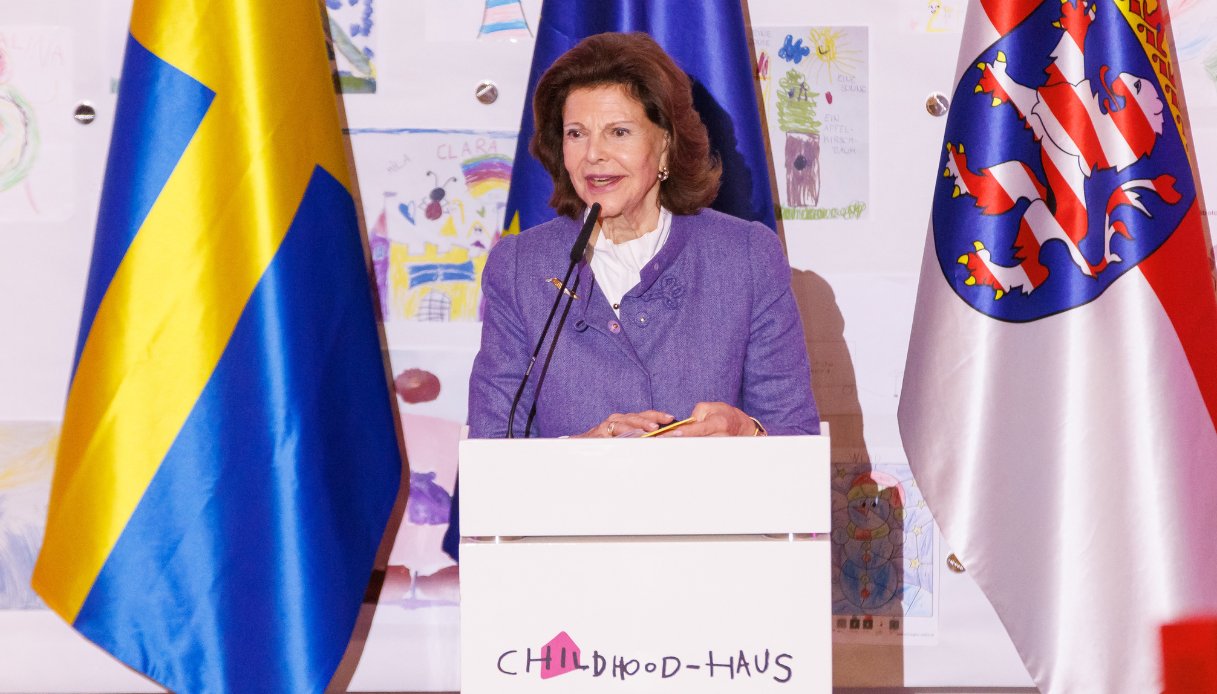 La Regina Silvia di Svezia durante l'inaugurazione della prima "Casa dell'infanzia" il 20 novembre 2023 in Assia, Germania.
