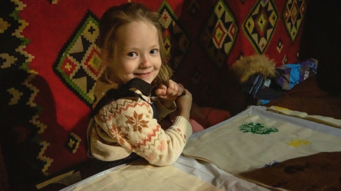 Babbo Natale arriva dagli orfani di Mariupol per consegnare i doni ai bambini