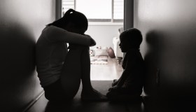 Bimbo di 11 anni salva la mamma dalla violenza: “Aiutatemi, papà la sta picchiando”