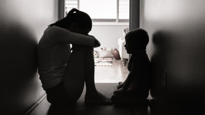 Bimbo di 11 anni salva la mamma dalla violenza: “Aiutatemi, papà la sta picchiando”