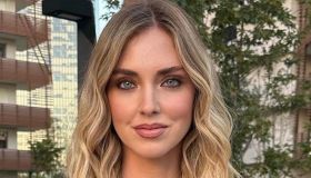 Chiara Ferragni copia il look di Salma Shawa nel video di scuse. Donatella Versace la difende