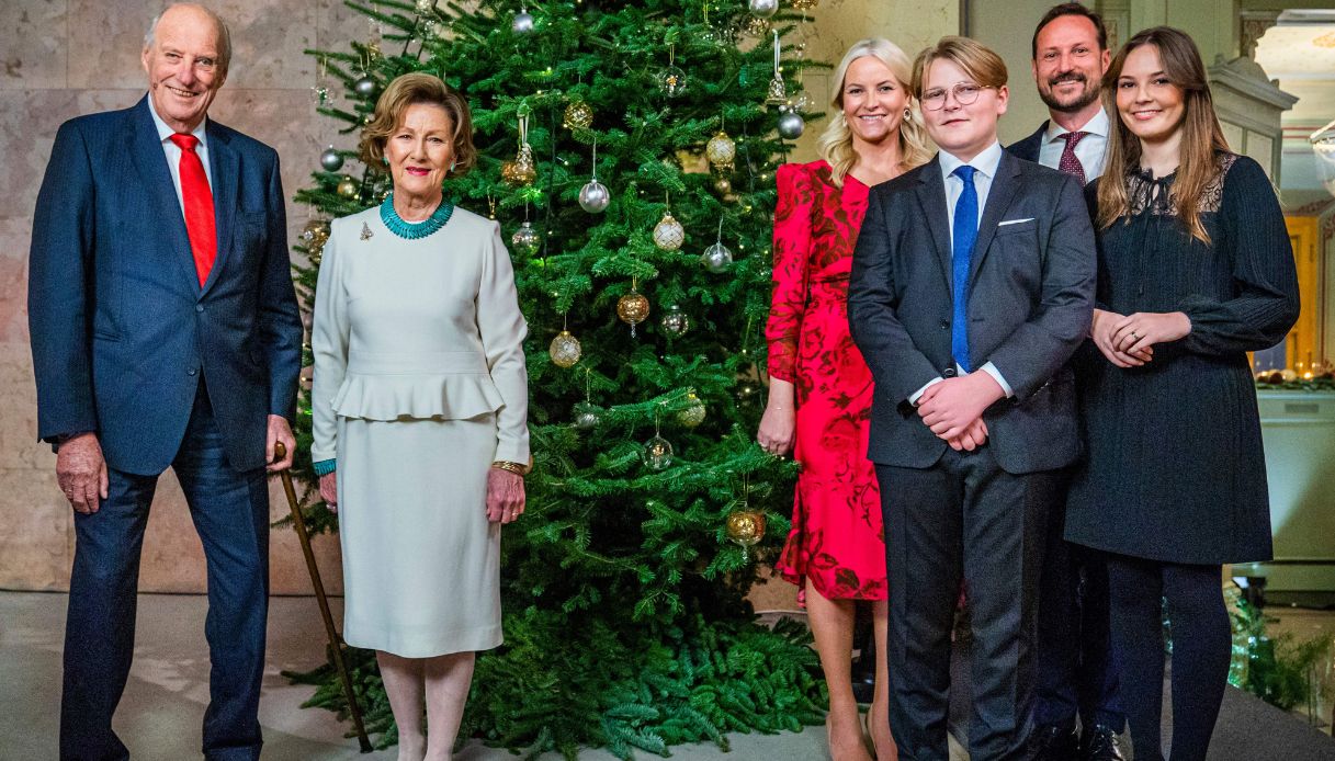 La famiglia reale norvegese in posa per una foto davanti all'albero di Natale nel 2020