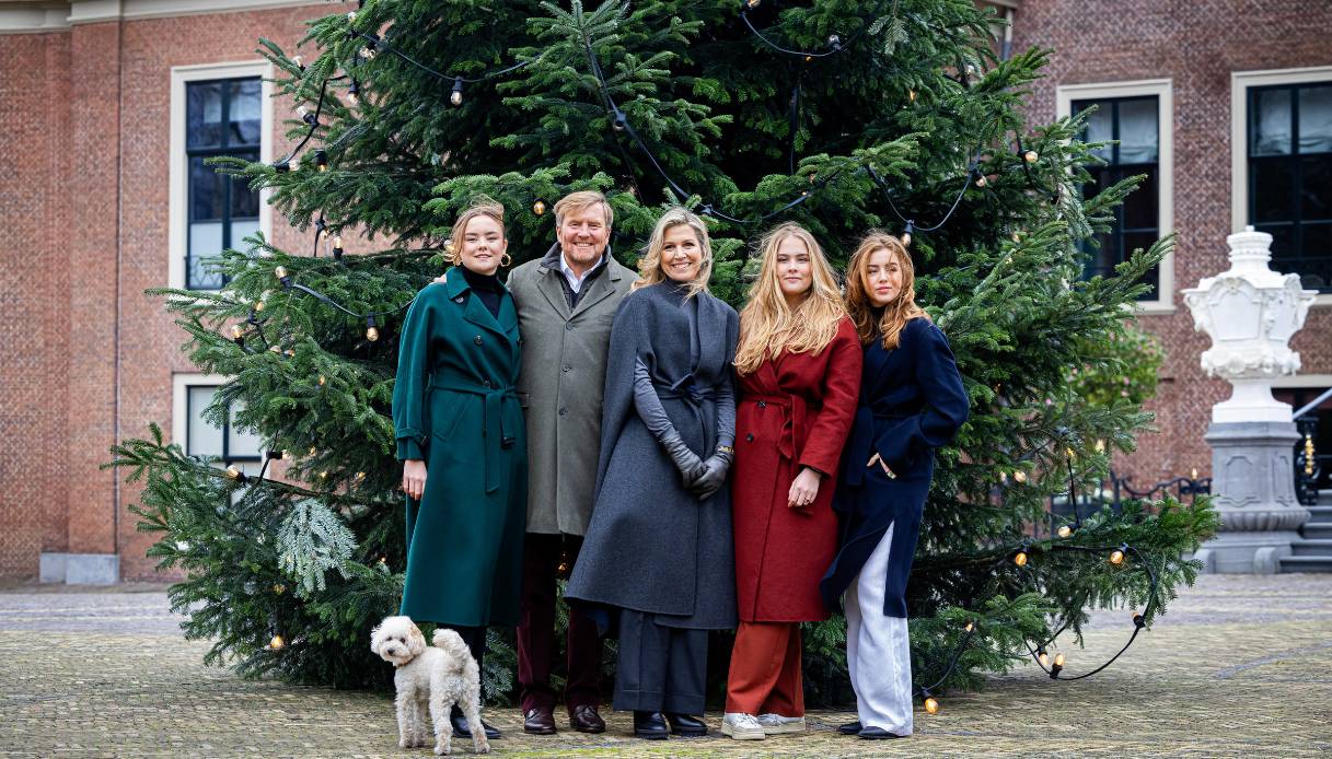La Principessa Arianna, il Re Willem-Alexander dei Paesi Bassi, la Regina Maxima, la Principessa Amalia e la Principessa Alexia durante la sessione fotografica natalizia al Palazzo Huis ten Bosch il 22 dicembre 2023 
