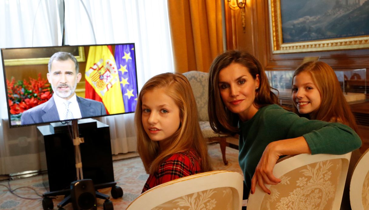 La Principessa Leonor, la Regina Letizia di Spagna e l'Infanta Sofia seguono il messaggio natalizio di Re Felipe di Spagna il 24 dicembre 2017 a Madrid, Spagna